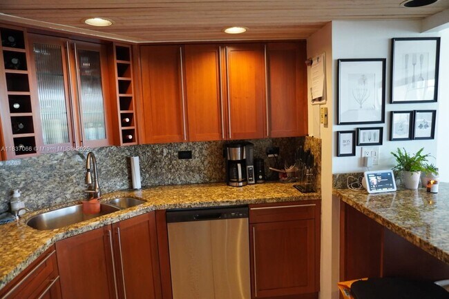 Building Photo - 1408 Brickell Bay Dr