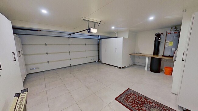 Building Photo - Spacious 3 bed / 2 bath in the More Mesa area