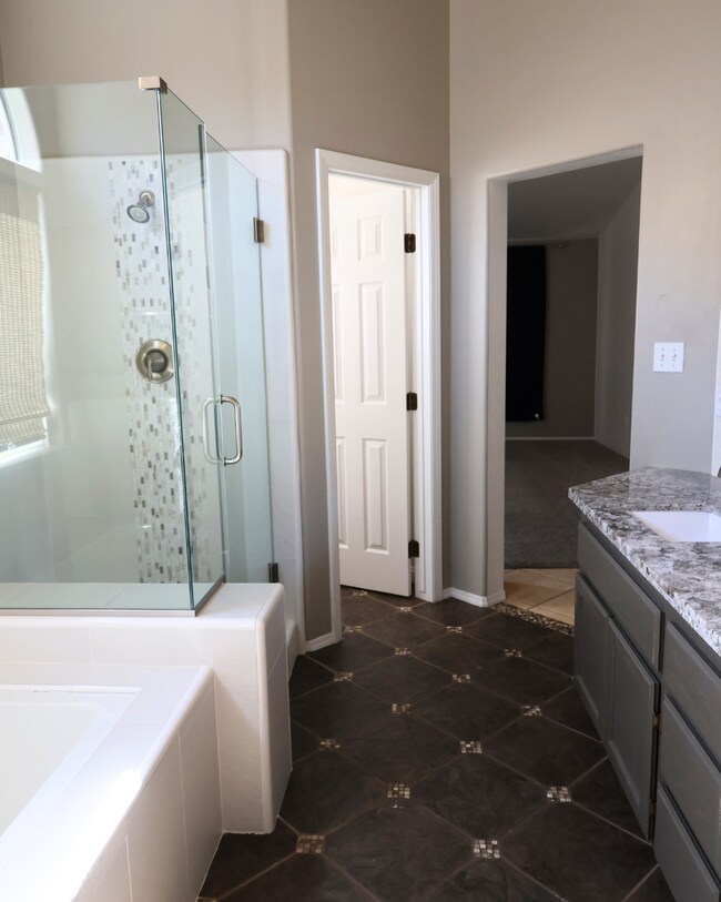 Building Photo - 4 Bedroom 2 Bath House for Rent in Northwe...