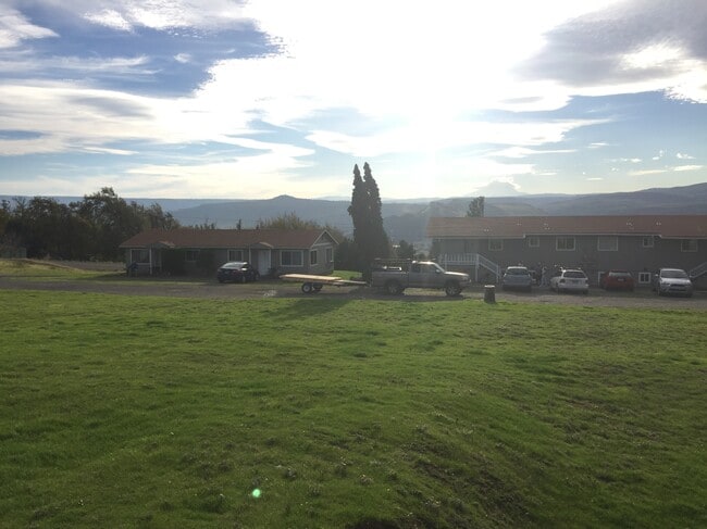 Building Photo - 402 West Klickitat ave