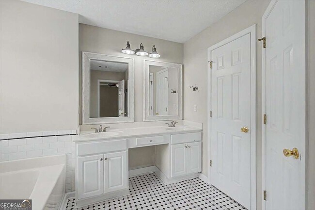 Building Photo - 665 Peachtree Trails Dr