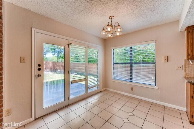Building Photo - 4 br, 2.5 bath House - 3305 Castle Drive UNIT