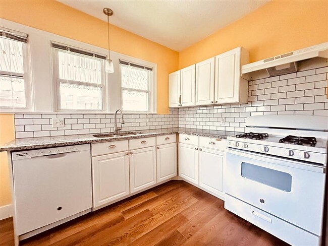 Building Photo - 916 E 37th St