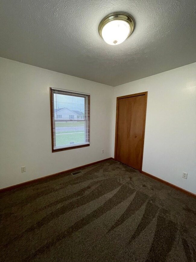 Building Photo - Beautiful 3 Bedroom-2 Bath on Goshen South...