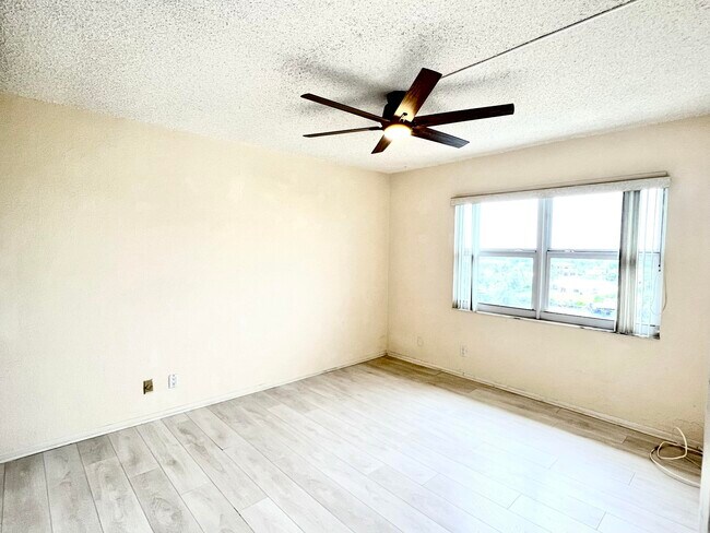 Building Photo - 1069 Hillsboro Mile