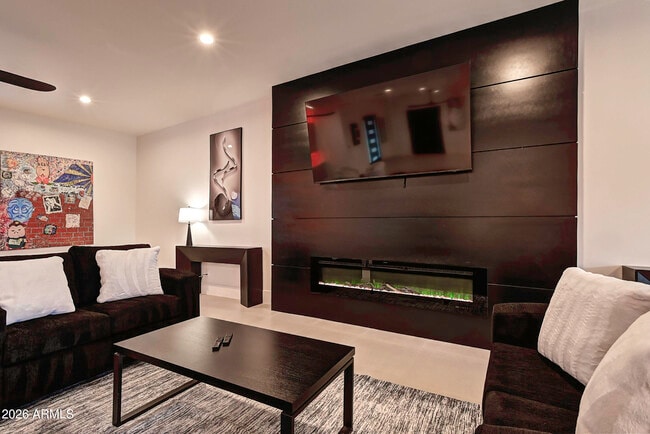 Building Photo - 6401 E Larkspur Dr