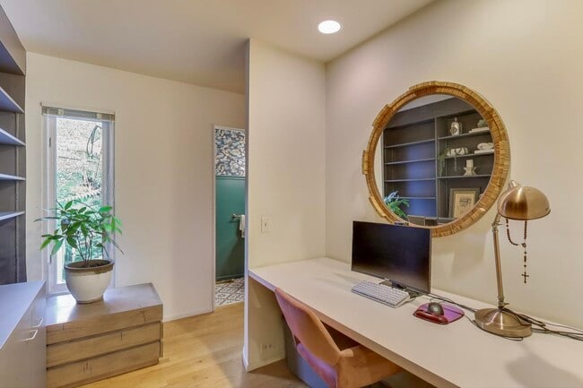 Building Photo - 3536 N Marshfield Ave