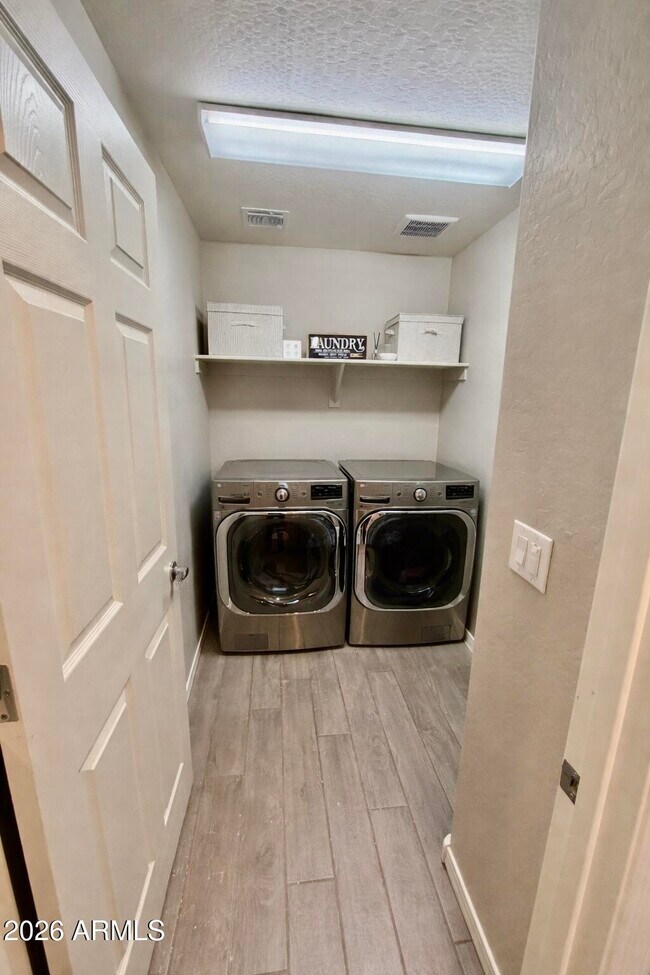 Building Photo - 2254 E University Dr