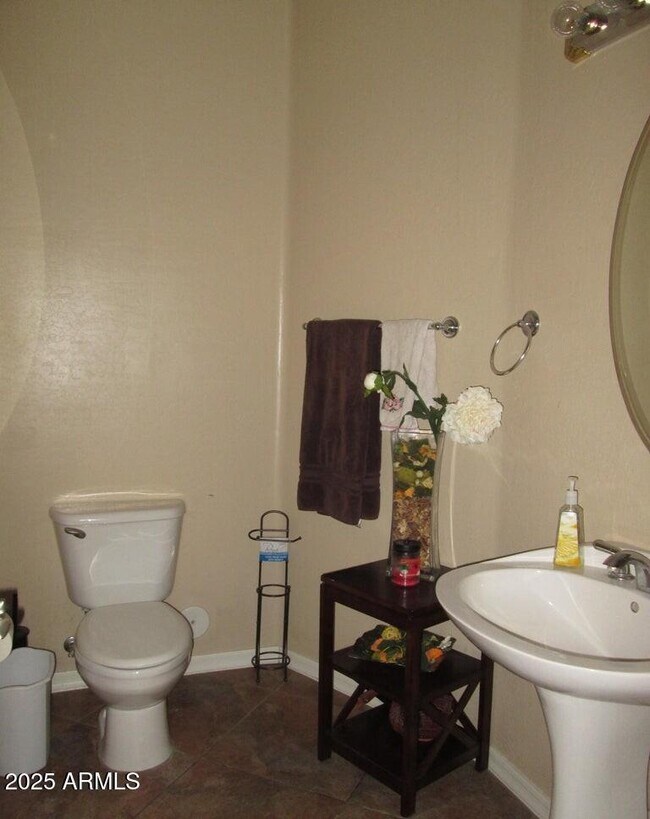 Building Photo - 2520 S Dragoon Dr