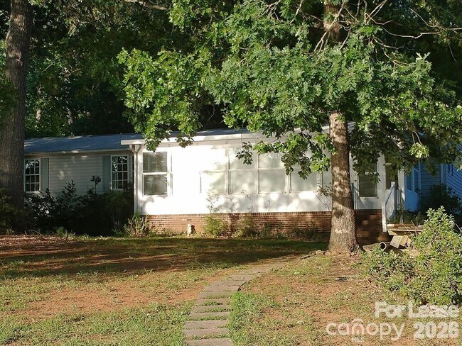 Building Photo - 447 Kemp Rd