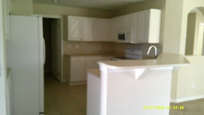 Building Photo - Available in April! Nice 3/2/2 Across From Jim Jeffers Park and Oasis North School