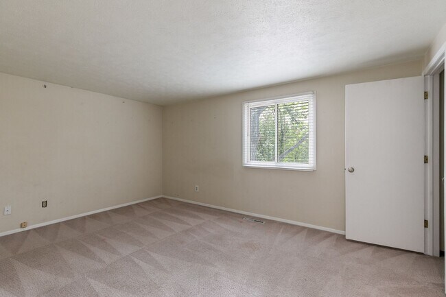 Building Photo - 3406 Avon Ct