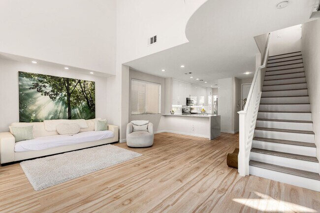 Building Photo - Beautifully Updated 3 Bedroom Southeast Ve...