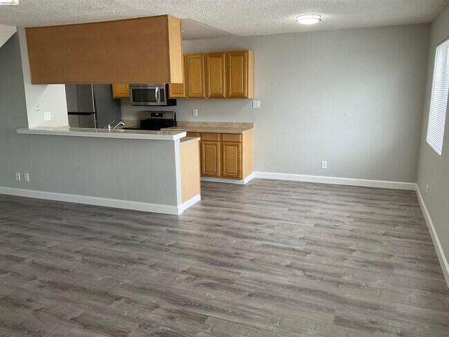 Building Photo - 1202 Sycamore Dr