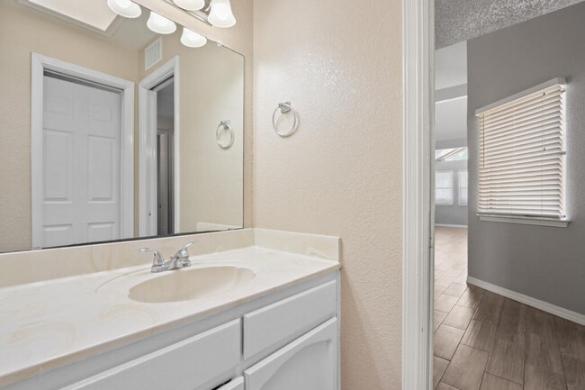 Building Photo - 10901 Highwood Way