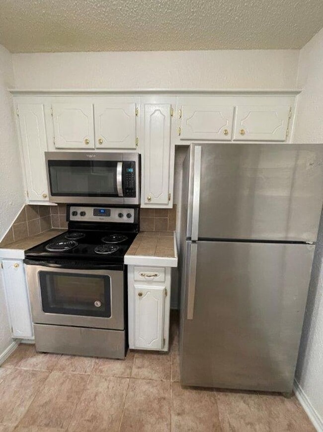 Building Photo - Military Discount available! Updated 3 bed 2 bath, 2 car, fenced yard!