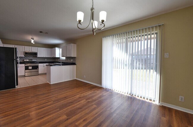 Building Photo - 4 Bedrooms!!!!! 2.5 bath and 2 attached ca...