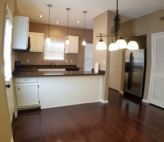 Building Photo - 2730 Linmar Ave