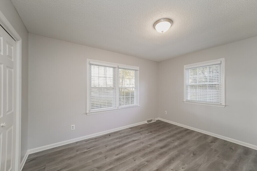 Building Photo - 2215 Knollgate Dr