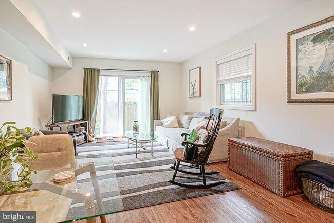 Building Photo - 1926 Bainbridge St