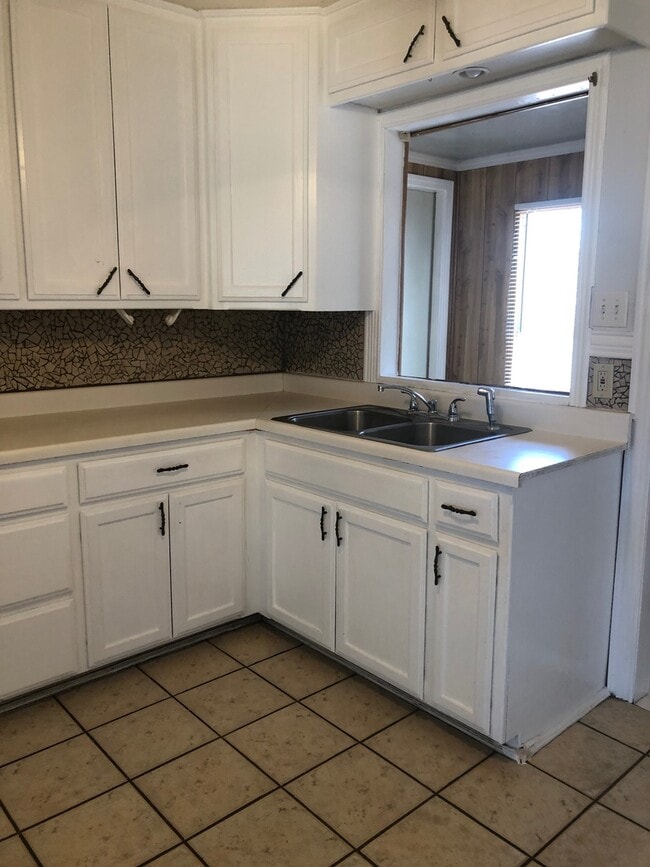 Building Photo - CUTE HOME WITH 2 BEDROOMS, 1 BATHROOM, 1 CAR GARAGE