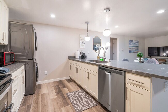 Building Photo - 3202 15th Ave W