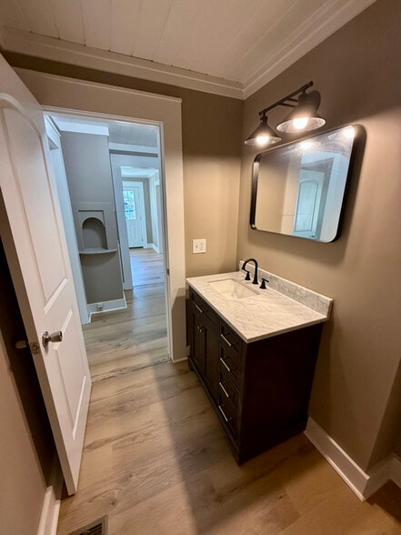 Building Photo - 1105 E 5th St