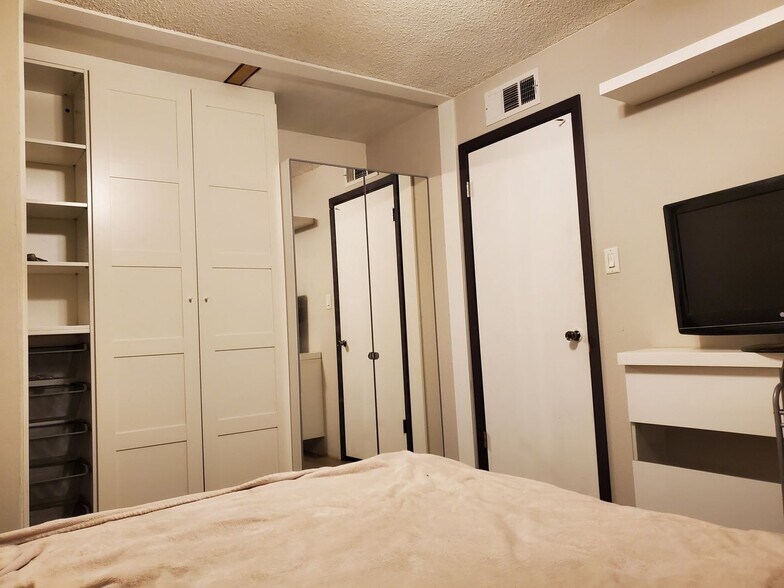 Building Photo - 1220 W Pebble Beach Dr