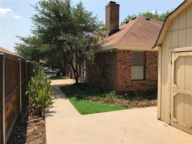 Building Photo - 1406 Briarcrest Dr