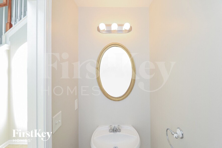 Building Photo - 2102 Shin Ct NE