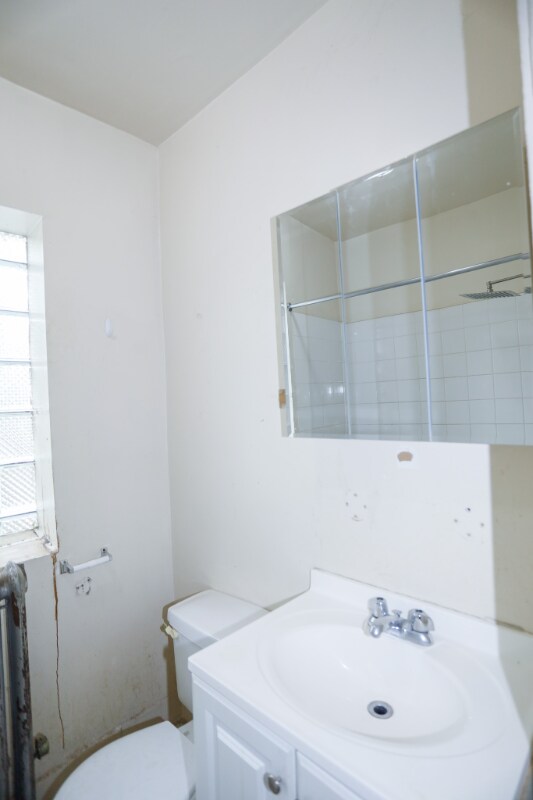 Building Photo - 2039 W Wellington Ave