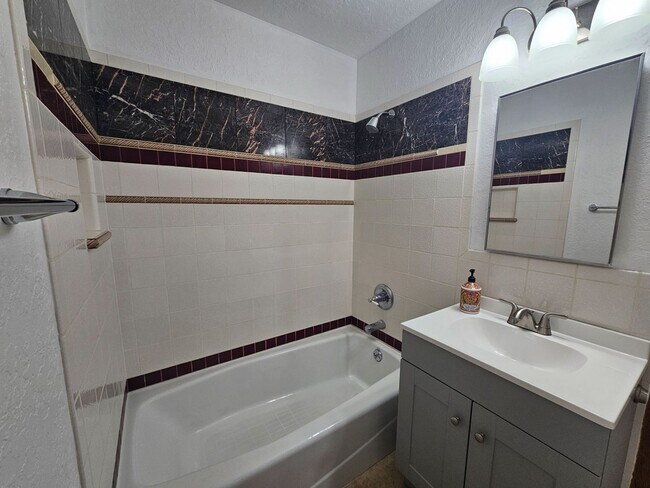 Building Photo - Charming 3-Bedroom Home