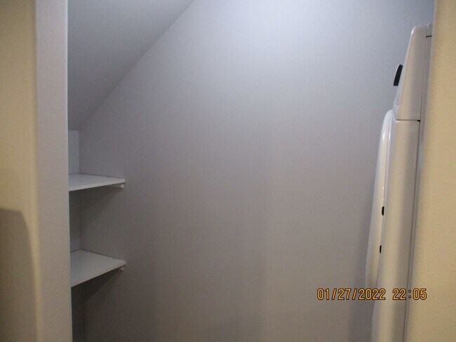 Building Photo - Beautifully remodeled 3 bed, 3 bath Duplex