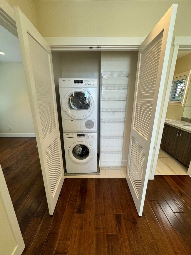 Building Photo - Modern 2 Bed / 1.5 Bath Home w/ Rooftop Deck; Garage w/ EV Outlet