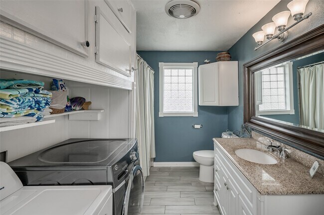 Building Photo - 124 N Mae Cir