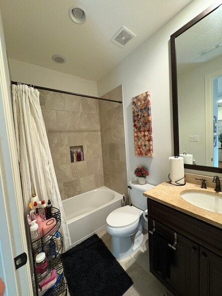 En-suite private full bathroom - 15927 Morgan St