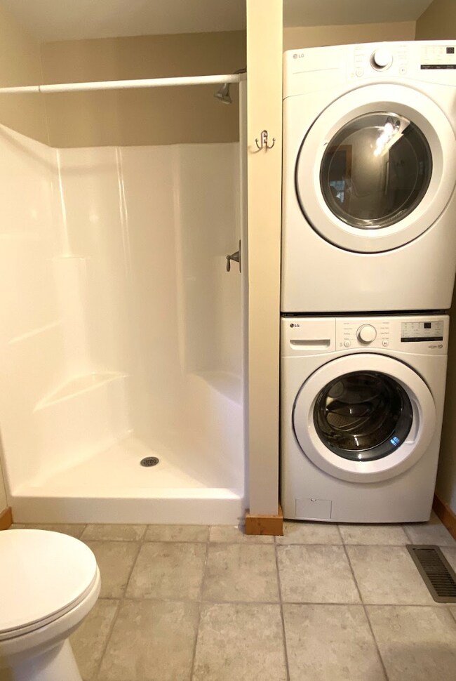 Building Photo - 3 Bedroom 2 bathroom with bonus room log cabin