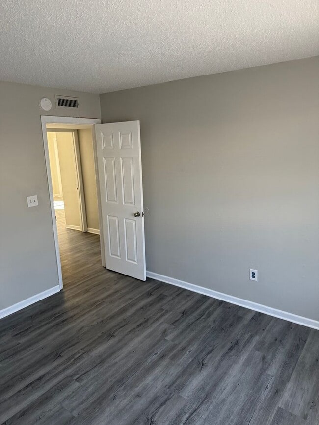 Building Photo - Spacious 4 Bed Condo