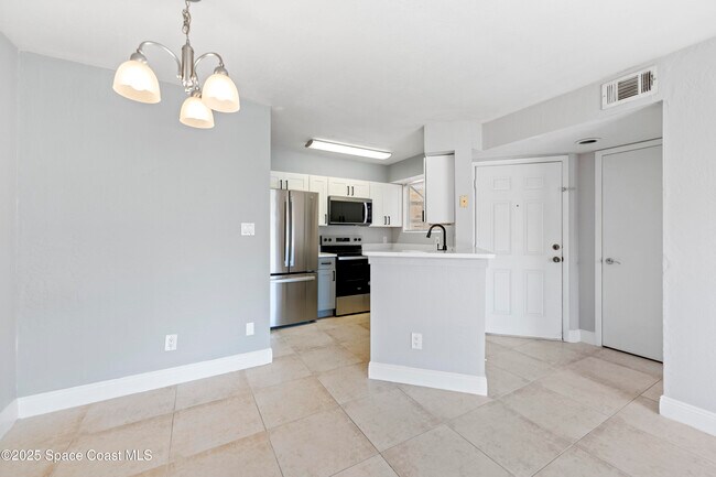 Building Photo - 1841 Island Club Dr