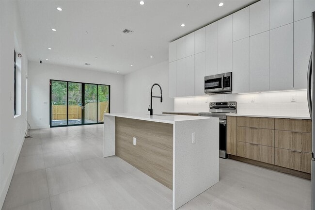 Building Photo - 606 SW 7th Ave