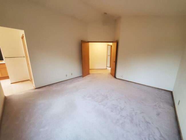 Building Photo - 4 bed, 2.5 bath, 2 car garage on spacious ...