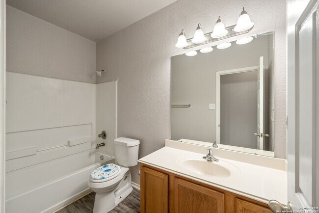 Building Photo - 4 bedroom, 2 1/2 bath located in Lakeview ...