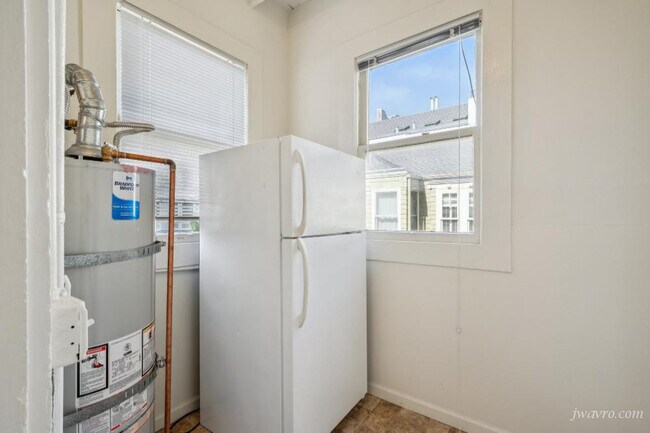 Building Photo - 1208 Cole St