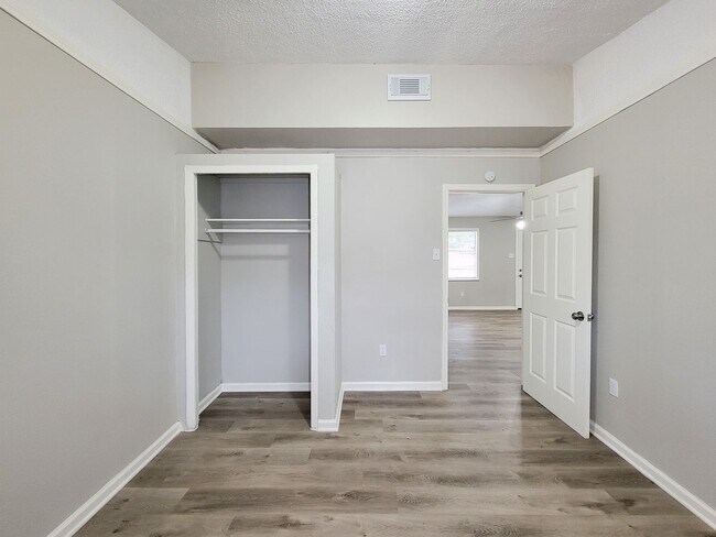 Building Photo - REMODELED AND UPDATED 4 BEDROOM 2 BATH LEA...