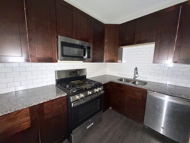 Building Photo - 3355 W Sunnyside Ave