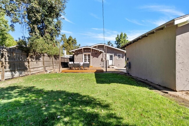 Building Photo - 850 E Carmen Ave
