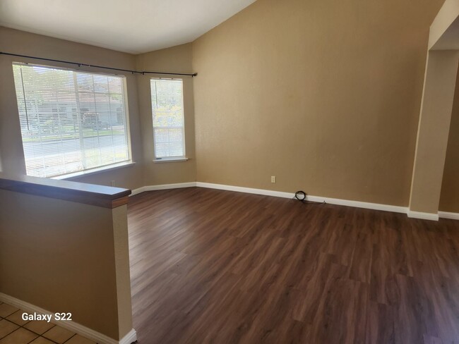 Building Photo - Beautiful 4 bedroom, 3 bathroom home locat...