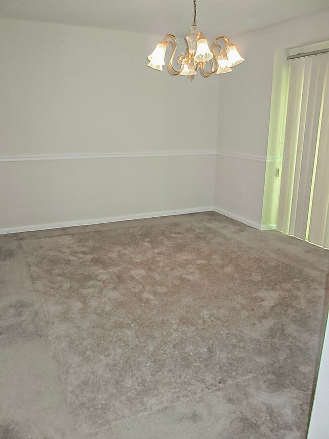 Building Photo - Classic and Charming 3 Bedrood 2.5 Bathroo...
