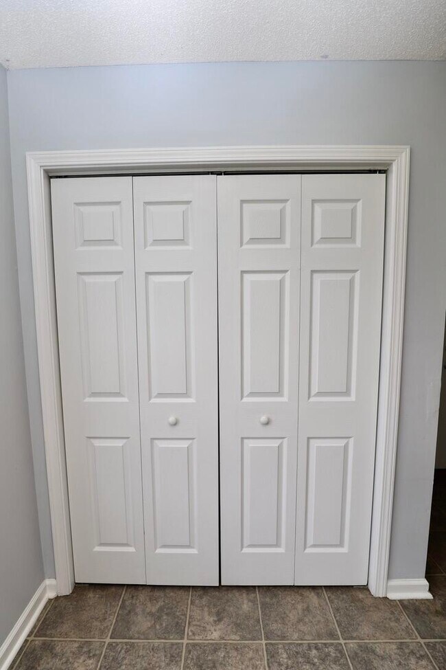 Building Photo - 60 Vinca Ct