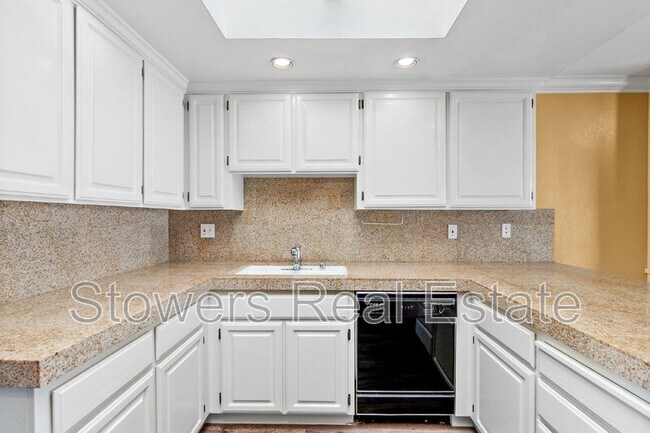 Building Photo - 1825 N Forest Hill Pl